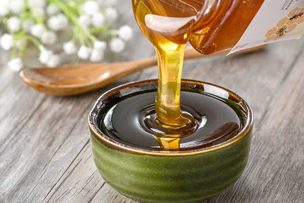 cach-lam-trang-da-tay-bang-mat-ong