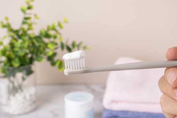 Dưỡng trắng da tay với Kem đánh răng